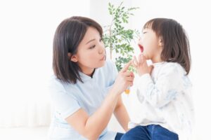 女の子と歯科衛生士