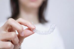 マウスピースを手に持つ女性