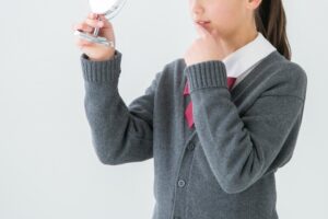 鏡を気にする女の子