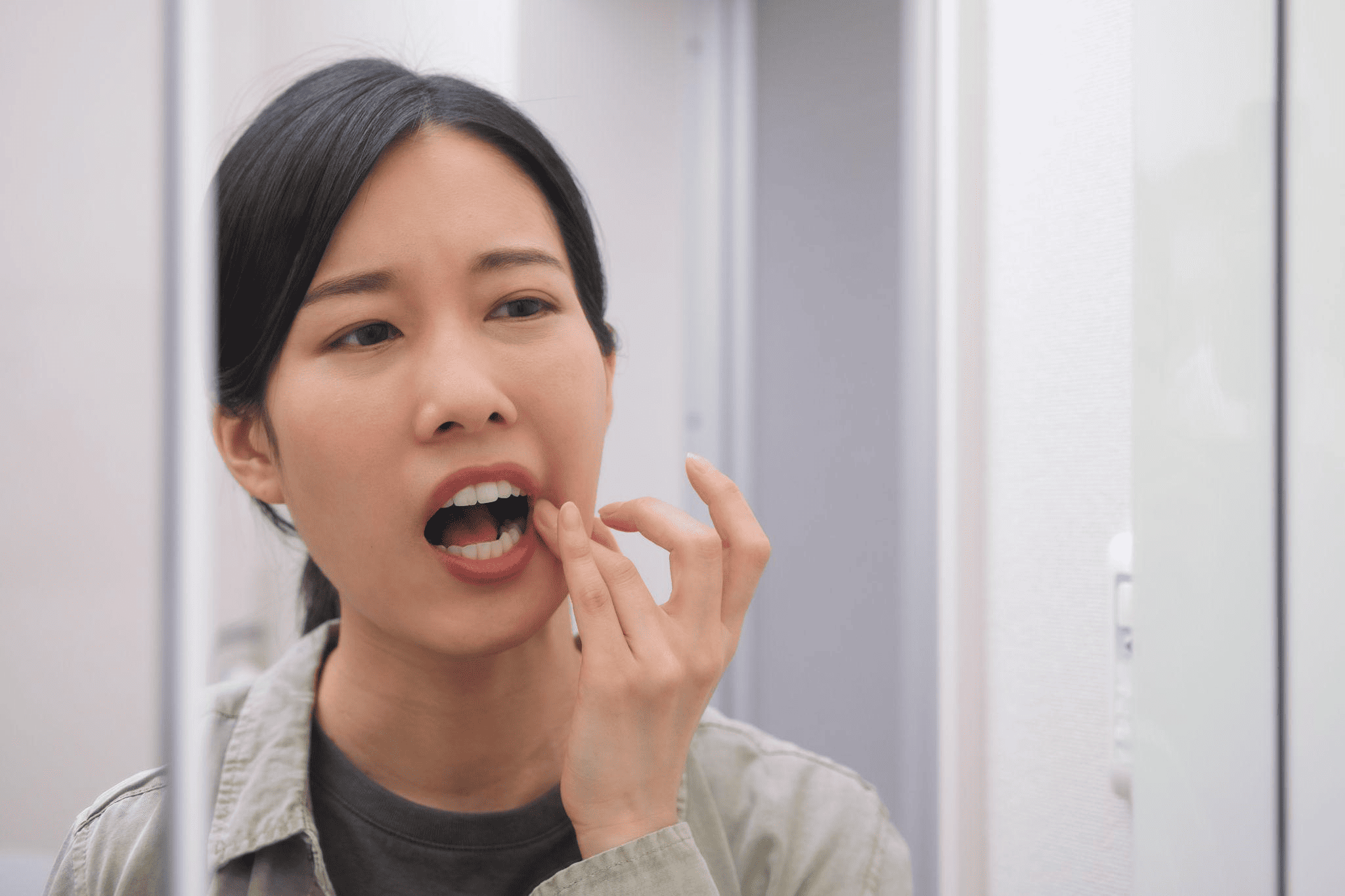 マウスピース矯正せずに八重歯を放置するリスク