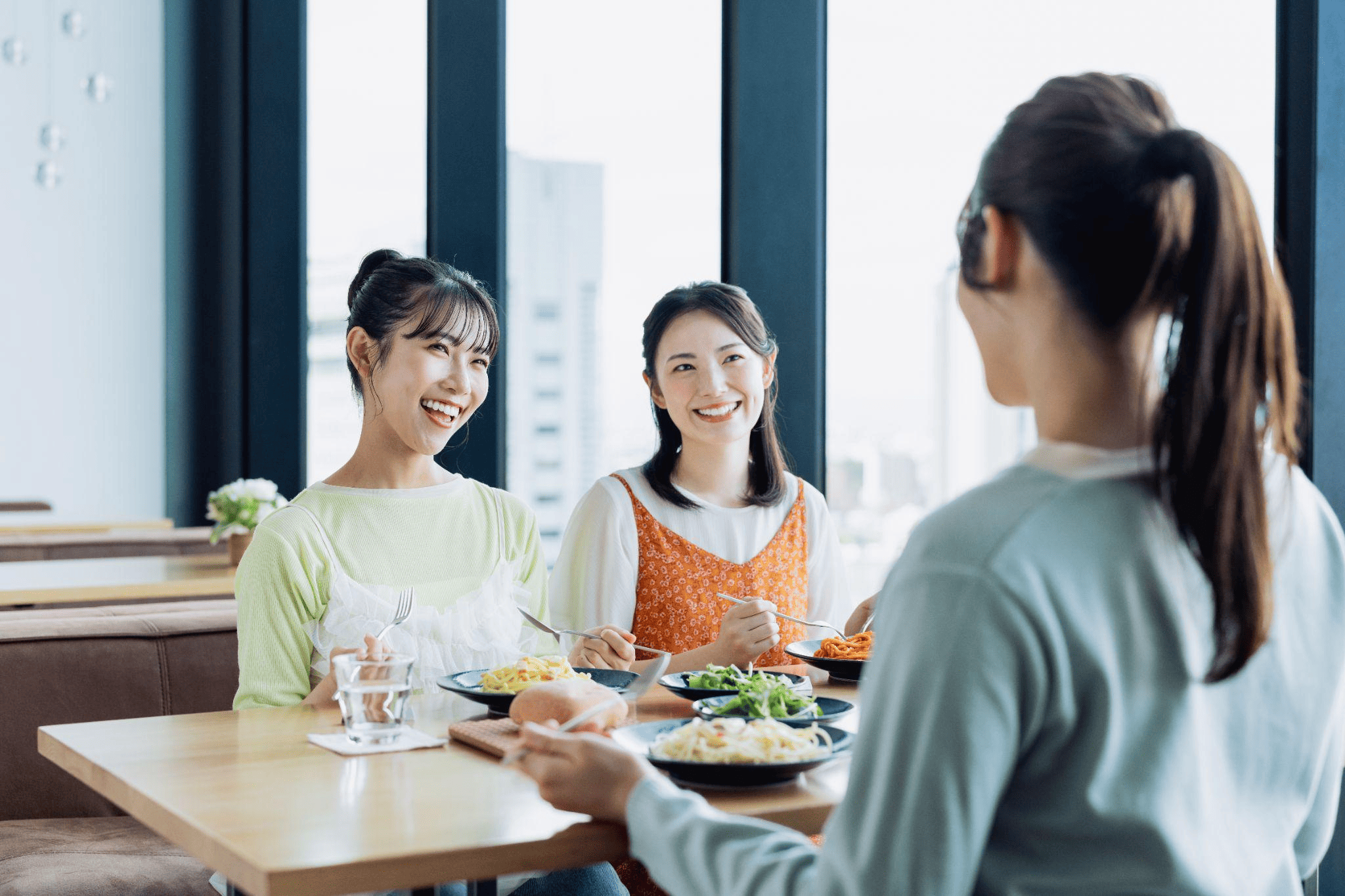 マウスピース矯正中の外食はどうする？歯磨きできない時の対処法から持ち物まで紹介