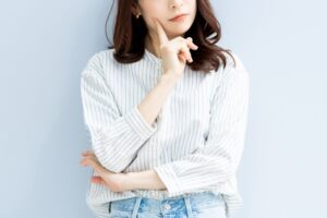 顎に指をあてる女性